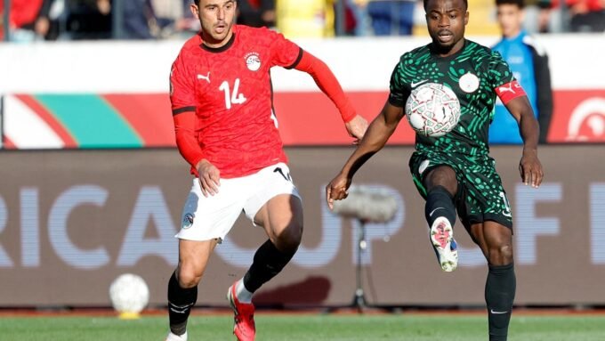 Le milieu égyptien Hamdy Fathy et l'attaquant nigérian Moses Simon lors du match pour la troisième place de la CAN 2025.