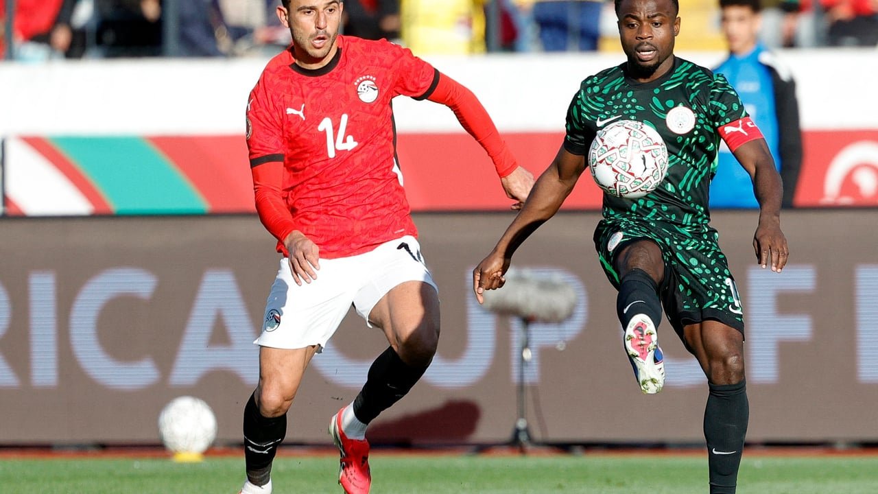 Le milieu égyptien Hamdy Fathy et l'attaquant nigérian Moses Simon lors du match pour la troisième place de la CAN 2025.
