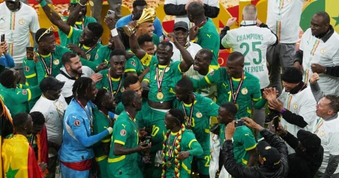 Le Président sénégalais Bassirou Diomaye Faye célébrant la victoire de la CAN 2025 avec la foule en liesse à Dakar.