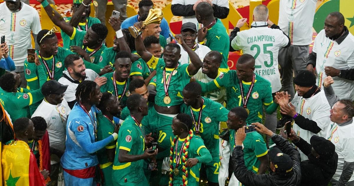 Le Président sénégalais Bassirou Diomaye Faye célébrant la victoire de la CAN 2025 avec la foule en liesse à Dakar.