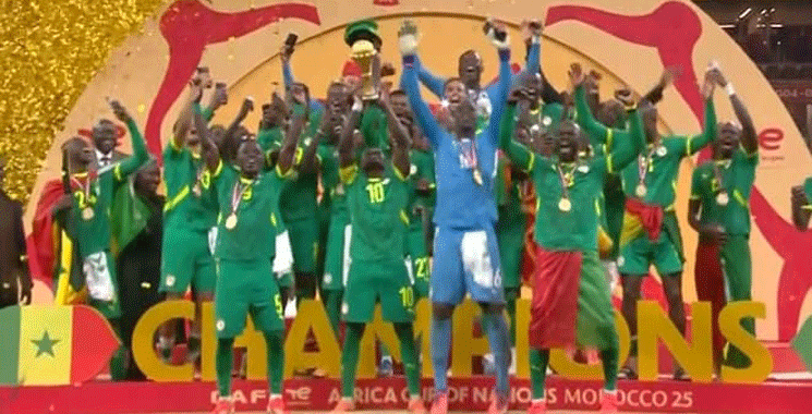 L'équipe nationale du Sénégal célébrant sa victoire à la Coupe d'Afrique des Nations 2025 après avoir battu le Maroc en finale.