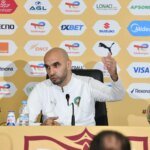 Walid Regragui, sélectionneur du Maroc, lors d'une conférence de presse après la finale de la CAN 2025, l'air pensif et déçu.