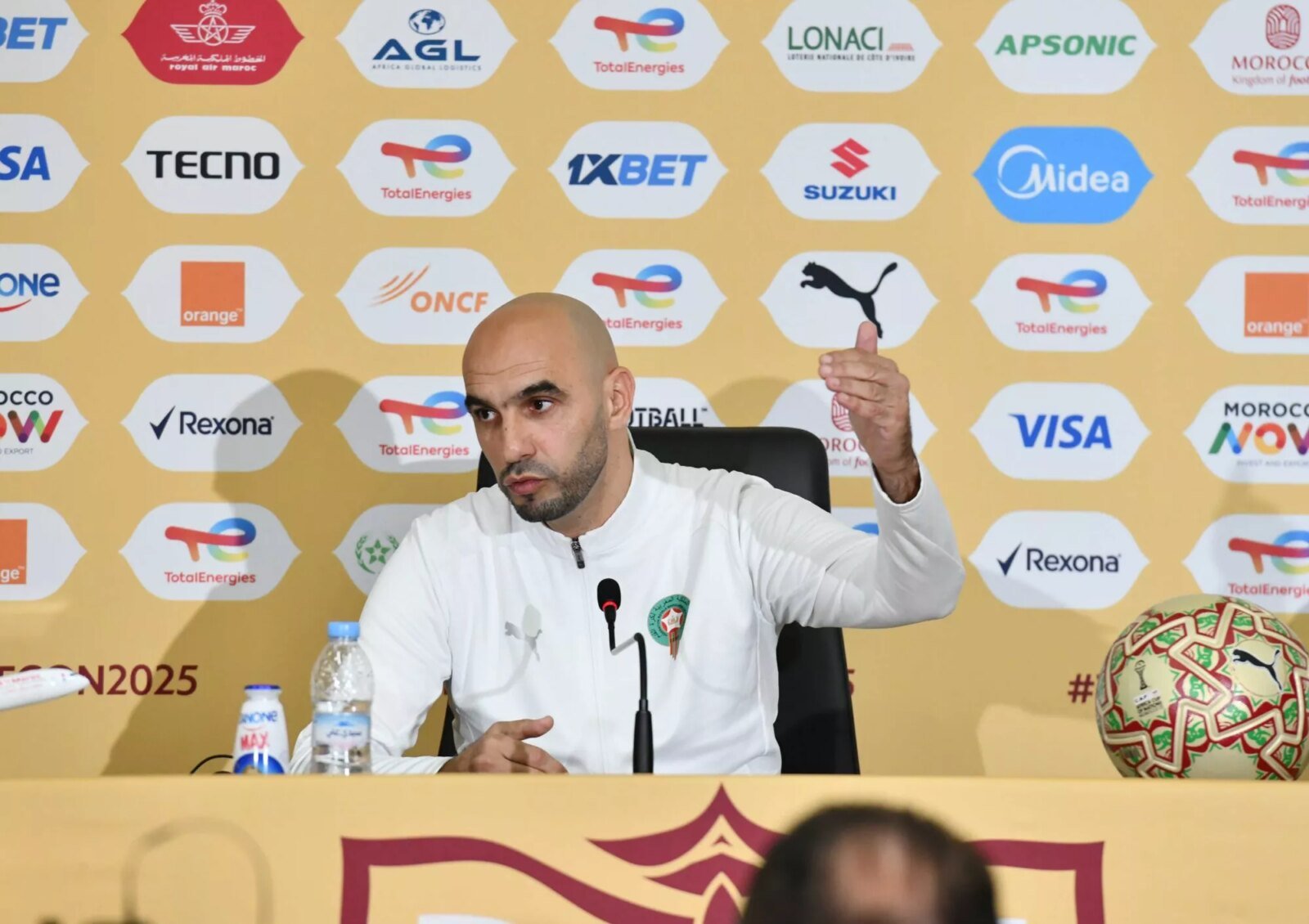 CAN 2025 : Walid Regragui dénonce un climat "malsain" après la défaite amère du Maroc 3 Walid Regragui, sélectionneur du Maroc, lors d'une conférence de presse après la finale de la CAN 2025, l'air pensif et déçu.