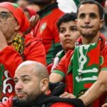 Un supporter marocain, visage empreint de déception, après la finale de la Coupe d'Afrique des Nations, symbolisant le blues collectif.