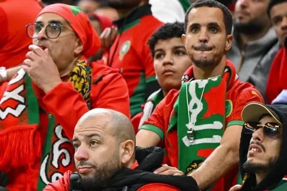 Un supporter marocain, visage empreint de déception, après la finale de la Coupe d'Afrique des Nations, symbolisant le blues collectif.