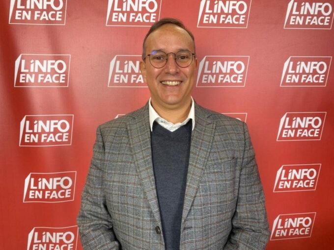 Vue aérienne d'un stade de football moderne au Maroc, symbolisant l'organisation de la CAN 2025 et son rayonnement.