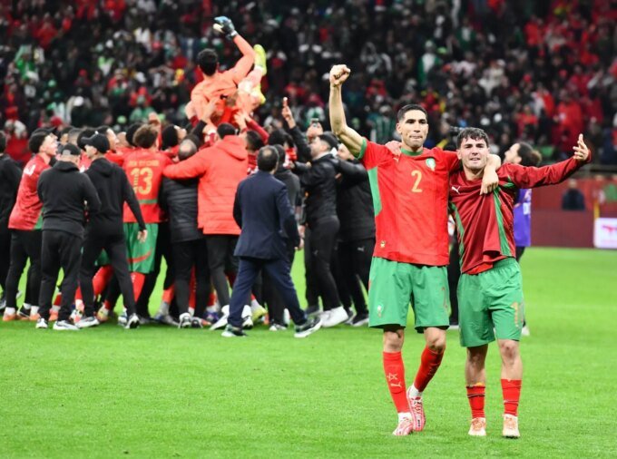 Les joueurs de l'équipe nationale marocaine de football célébrant leur victoire historique en demi-finale de la CAN contre le Nigeria.
