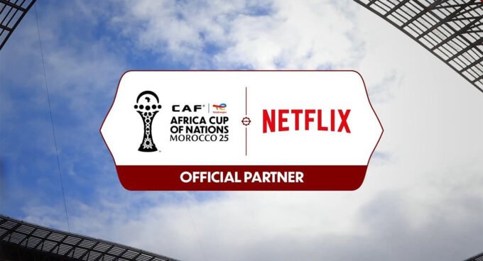 Logo de la CAF et de Netflix côte à côte, symbolisant leur partenariat pour la diffusion des temps forts de la CAN 2025.