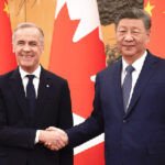 Le Premier ministre canadien Mark Carney et le président chinois Xi Jinping se serrant la main, symbolisant le renouveau des relations diplomatiques et commerciales entre le Canada et la Chine.
