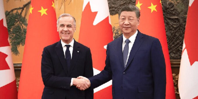Le Premier ministre canadien Mark Carney et le président chinois Xi Jinping se serrant la main, symbolisant le renouveau des relations diplomatiques et commerciales entre le Canada et la Chine.