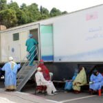 Des professionnels de la santé prodiguent des soins lors d'une caravane médicale à Melloussa, Fahs-Anjra.
