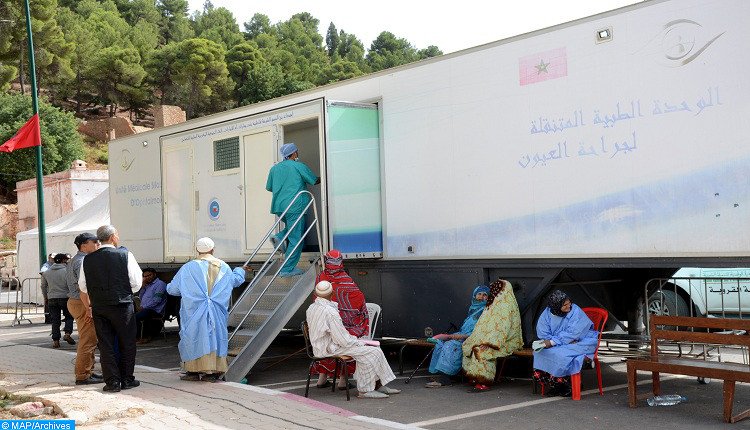 Des professionnels de la santé prodiguent des soins lors d'une caravane médicale à Melloussa, Fahs-Anjra.