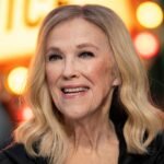 Catherine O'Hara souriante, posant lors d'un événement à Londres, le 29 août 2024.