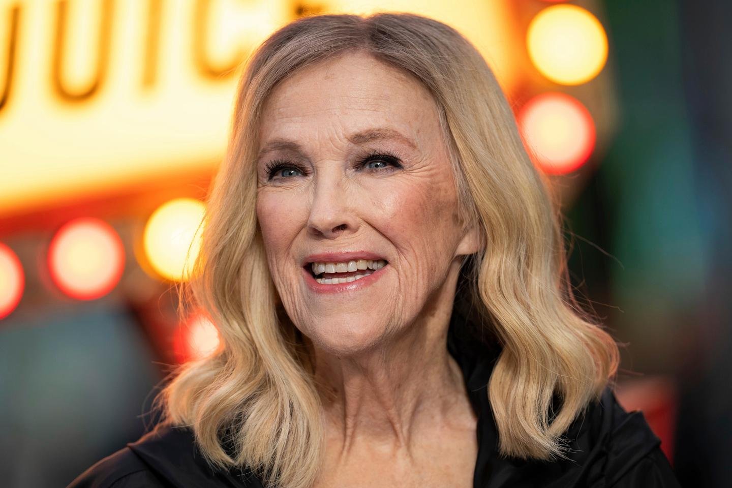 Catherine O'Hara souriante, posant lors d'un événement à Londres, le 29 août 2024.