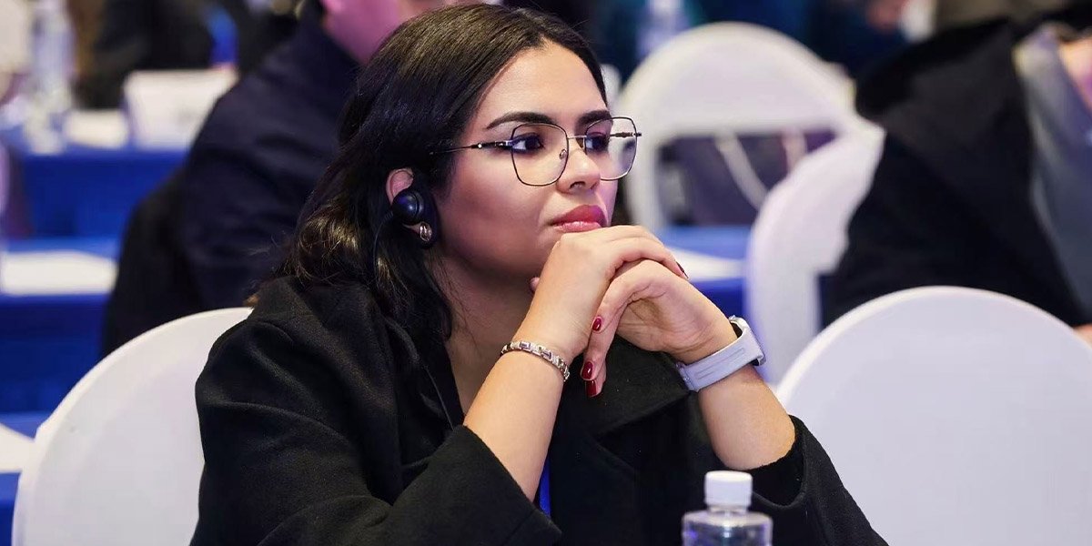 Carte illustrant les flux commerciaux entre le Maroc et la Chine, avec des produits marocains symbolisés par des flèches vers la Chine.