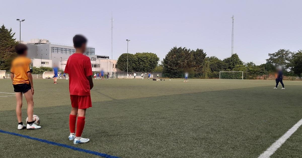 Le stade du Panorama à Fontenay-aux-Roses, terrain d'entraînement de l'Association sportive fontenaisienne, sous un ciel nuageux.