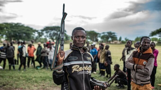 Un milicien wazalendo armé à Uvira, RDC, après la reprise de la ville suite au départ du M23.