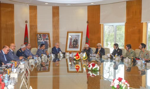 Le ministre marocain Abdeltif Loudyi et son homologue pakistanais Muhammad Asif Khawaja lors de la signature d'un accord de défense à Rabat.