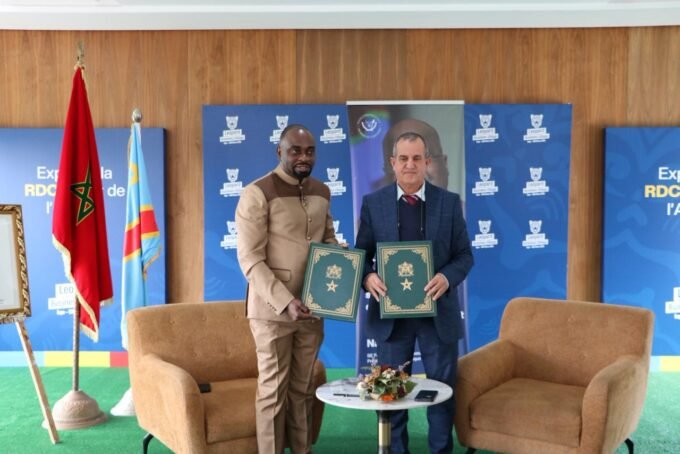 Drapeaux du Maroc et de la RDC symbolisant la coopération économique stratégique et le développement mutuel