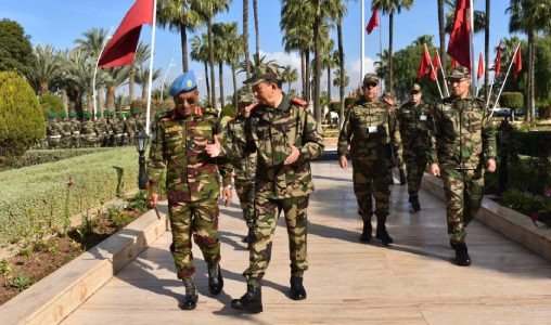 L'Inspecteur Général des FAR, Mohammed Berrid, et le Commandant de la MINURSO, MD Fakhrul Ahsan, lors de leur entretien à l'État-Major d'Agadir.