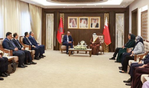 Mohamed Ould Errachid et Ali bin Saleh Al Saleh lors de leur entretien à Manama, symbolisant la coopération Maroc-Bahreïn.