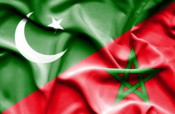 Maroc-Pakistan : L'Aube d'une Alliance Stratégique Renforcée dans la Défense 3 Ministres de la Défense du Maroc et du Pakistan se serrant la main après la signature d'un accord de coopération.