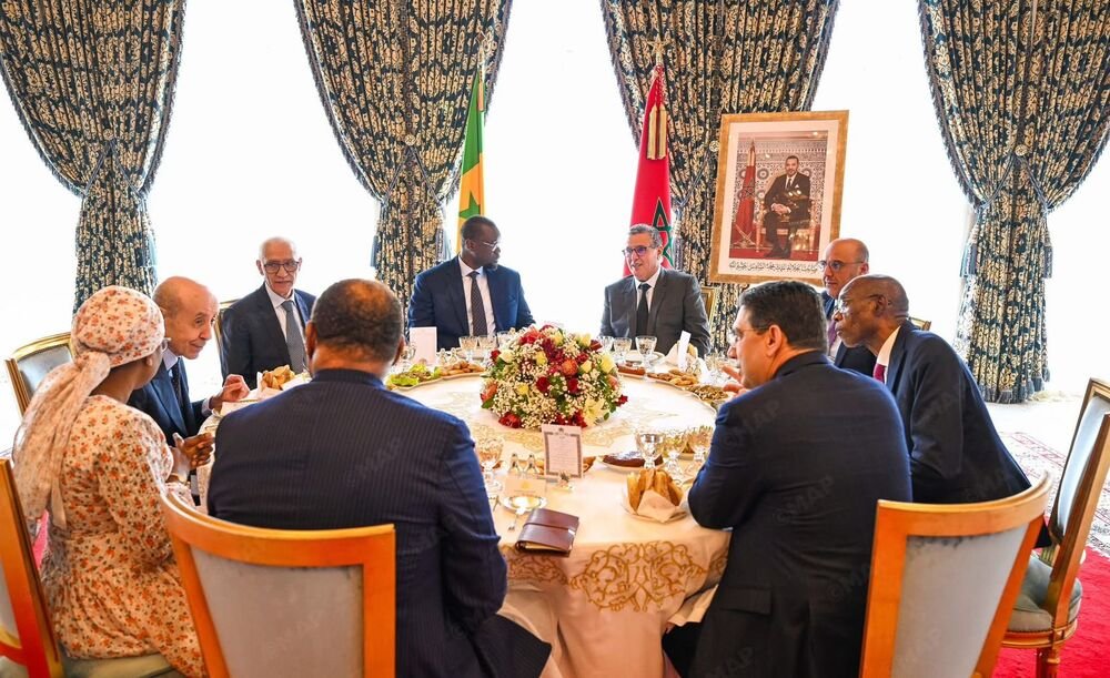 Le Chef du gouvernement Aziz Akhannouch préside un déjeuner en l'honneur du Premier ministre sénégalais Ousmane Sonko à Rabat, en présence de dignitaires marocains et sénégalais.