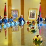 Abdeltif Loudyi et Bryan J. Ellis lors de leur rencontre à Rabat, symbolisant la coopération bilatérale en matière de défense.