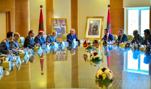 Abdeltif Loudyi et Bryan J. Ellis lors de leur rencontre à Rabat, symbolisant la coopération bilatérale en matière de défense.