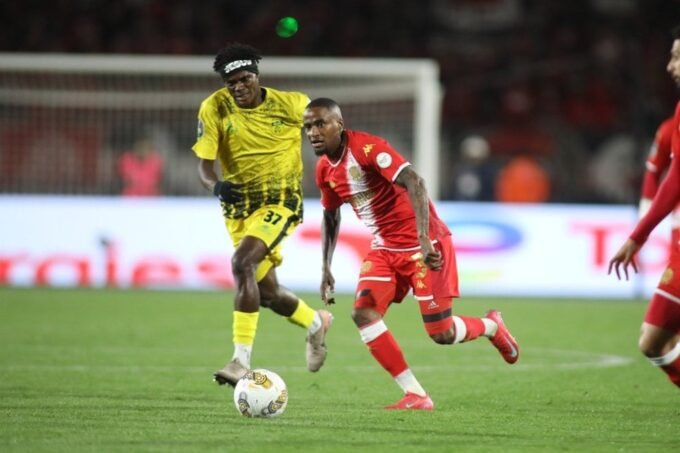 Joueurs du Wydad de Casablanca et de l'Olympique de Safi en action lors d'un match de la Coupe de la CAF.