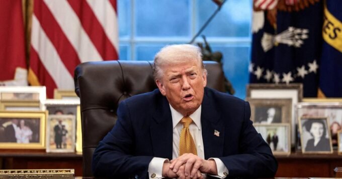 Le président américain Donald Trump s'exprimant lors d'un événement, avec un air déterminé, symbolisant les tensions géopolitiques autour du Groenland et des droits de douane.