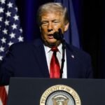 Donald Trump s'exprimant à la Maison-Blanche, sur fond de tensions avec l'Iran.