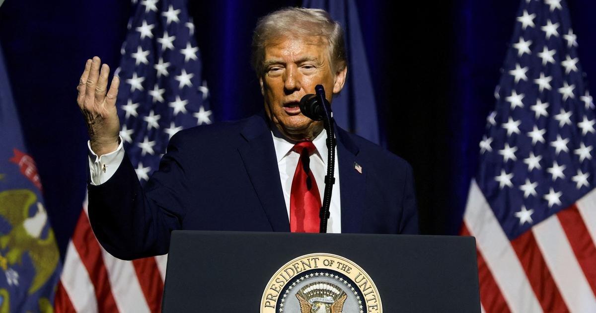 Donald Trump s'exprimant à la Maison-Blanche, sur fond de tensions avec l'Iran.