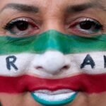 L'ayatollah Ali Khamenei s'exprimant, avec en arrière-plan des images des manifestations en Iran, symbolisant la tension politique.