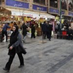 Des Iraniens manifestent dans le Grand Bazar de Téhéran, symbolisant la contestation populaire face au régime.