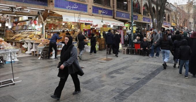 Des Iraniens manifestent dans le Grand Bazar de Téhéran, symbolisant la contestation populaire face au régime.