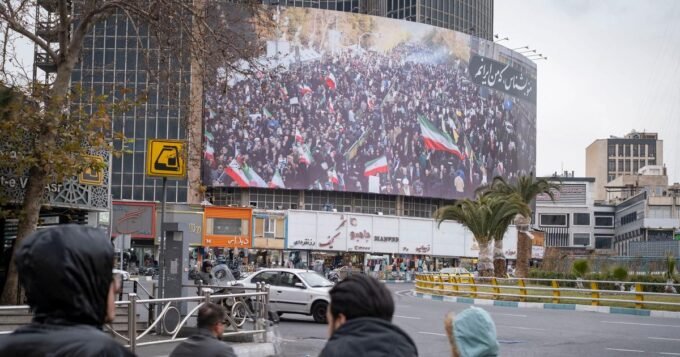 Panneau publicitaire pro-gouvernemental à Téhéran, Iran, le 15 janvier, illustrant la propagande officielle face aux tensions.