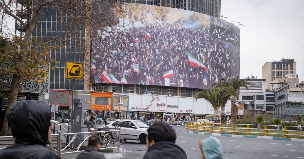 Panneau publicitaire pro-gouvernemental à Téhéran, Iran, le 15 janvier, illustrant la propagande officielle face aux tensions.