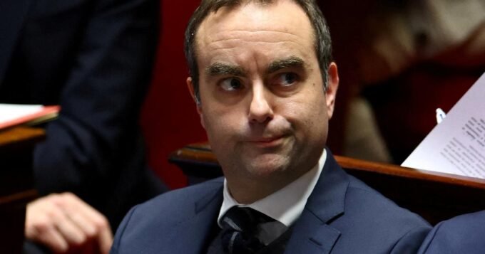 Sébastien Lecornu, Premier ministre français, lors d'une déclaration à Matignon.