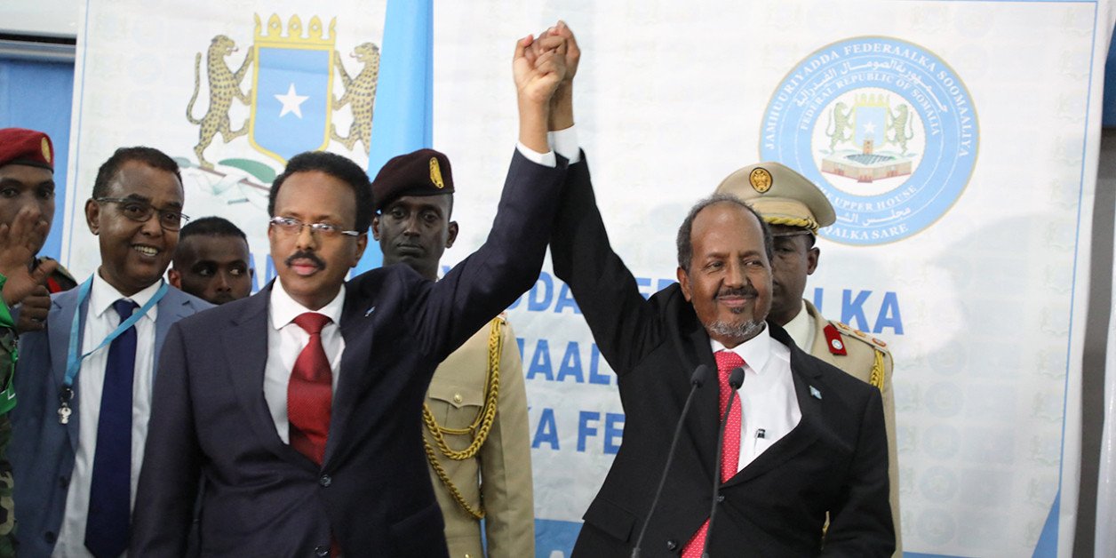 Le président somalien Hassan Cheikh Mohamoud (à droite) après sa prestation de serment à Mogadiscio, mai 2022.