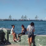 Graffitis signifiant « liberté » en idéogrammes chinois et « tu dois être heureux » en espagnol, sur le mur d’une structure du Malecon, à La Havane, à Cuba, le 4 janvier 2026. LUCIEN LUNG/RIVA PRESS POUR « LE MONDE »