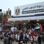 وزير الداخلية اليمني إبراهيم حيدان يشرح تفاصيل عملية استلام وتسليم المعسكرات في حضرموت.