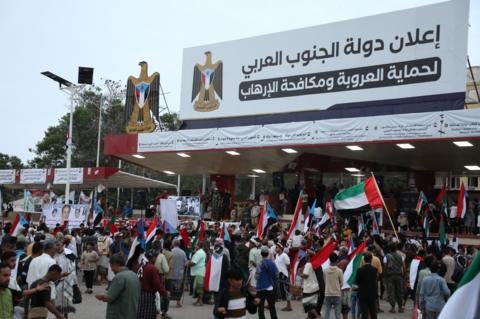 وزير الداخلية اليمني إبراهيم حيدان يشرح تفاصيل عملية استلام وتسليم المعسكرات في حضرموت.