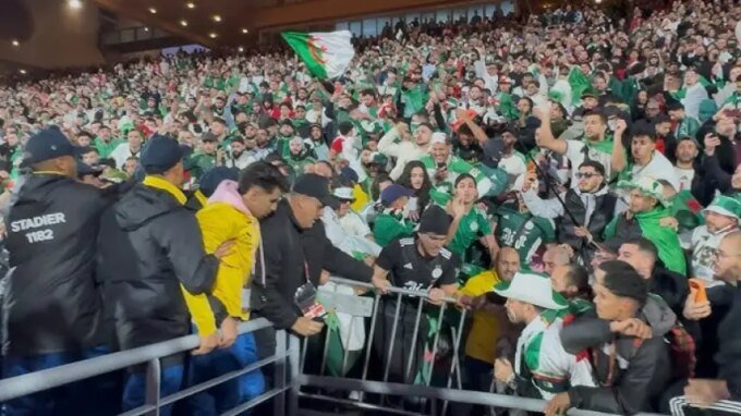 جماهير في ملعب مراكش الكبير وعناصر الأمن تحافظ على النظام بعد مباراة كرة قدم