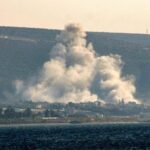 خريطة العالم تظهر نقاط ساخنة مختلفة أو مجموعة أيقونات تمثل الأخبار المتنوعة