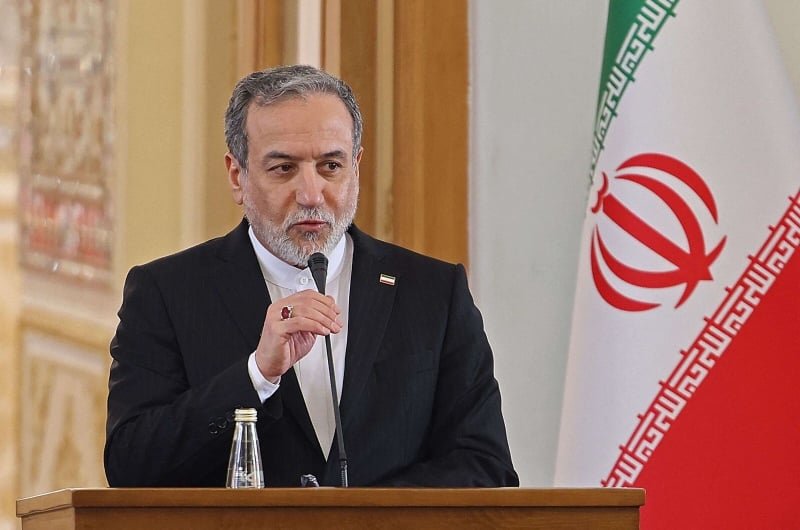 صورة تجمع رموزاً للقضايا المذكورة: خريطة الجزائر والمغرب، علم فلسطين، شعار الاتحاد الأوروبي، منصة تيك توك، صورة غوارديولا.