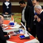 خريطة العالم تبرز مناطق مختلفة تشهد أحداثاً سياسية واقتصادية ورياضية دولية.