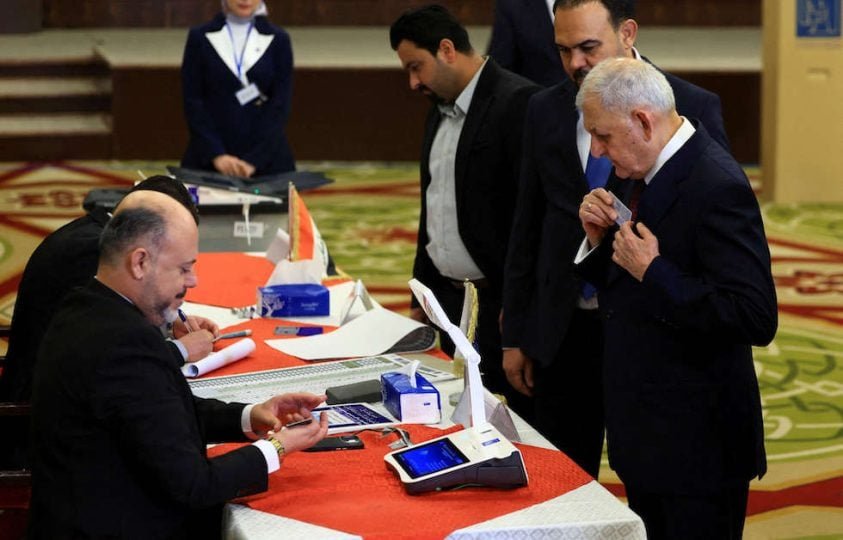 خريطة العالم تبرز مناطق مختلفة تشهد أحداثاً سياسية واقتصادية ورياضية دولية.