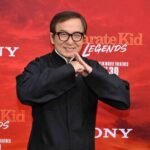 خريطة العالم مع أيقونات إخبارية متنوعة تعكس التطورات الدولية