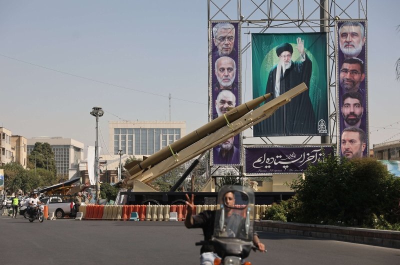 موجز إخباري: قضايا سياسية، ثقافية واقتصادية تثير الجدل عالمياً 3 صورة مركبة تجمع رموزاً لأخبار الجزائر، غزة، حماس، وإيران.